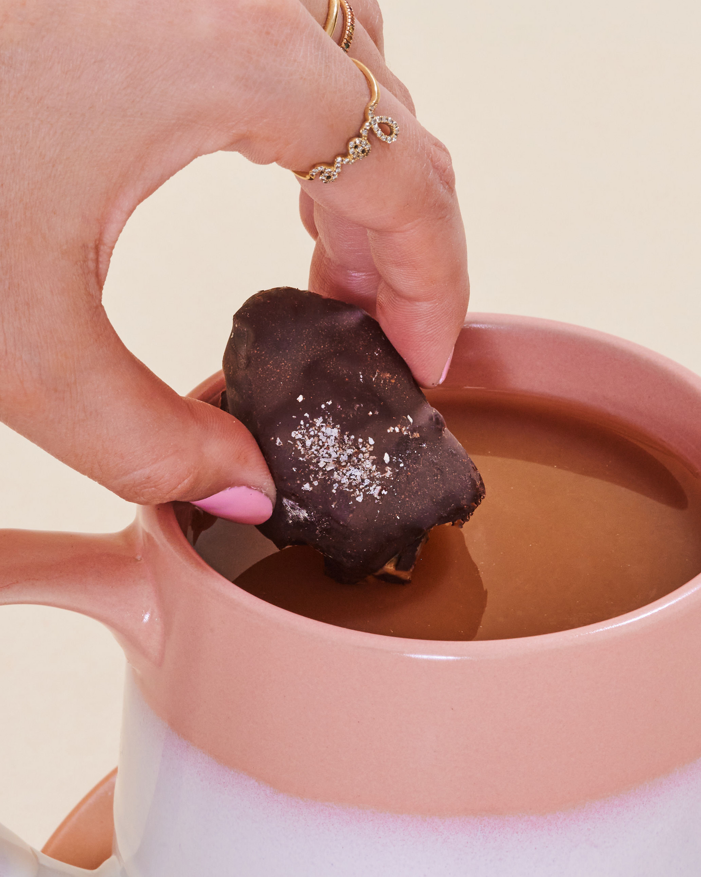 Bateaux au Chocolat au Beurre d'Amandes et à la Noix de Pécan French Squirrel, Dattes Farcies au Chocolat (3 dattes par sachet) x 4 sachets